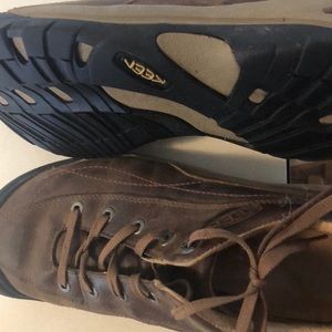 Keens. Walking shoes. Woman’s